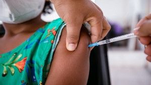 Vacinação contra Covid retorna nesta segunda (21) em Camaçari