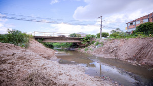 Seinfra e Defesa Civil acompanham limpeza de canais com foco na Operação Chuva