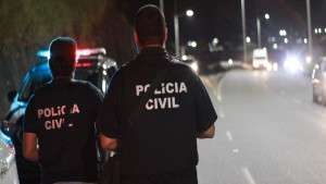 Jovem presa com médico suspeito de abusar de adolescente fingiu ser irmã da vítima