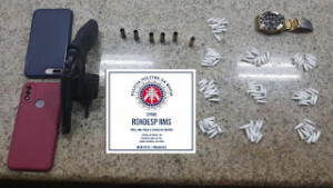 Equipes confrontam criminoso e apreendem revólver e entorpecentes em Arembepe