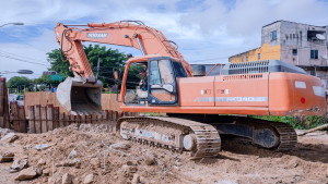 Obras na ponte da Avenida Rio Camaçari continuam