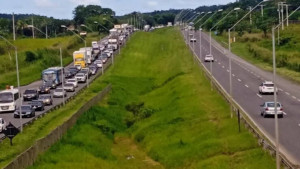São João: Engarrafamento prolongado é registrado na BR-324, rota de saída de Salvador para o interior