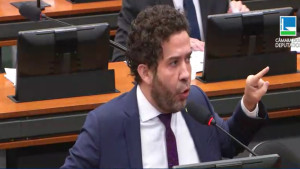 Discussão entre Janones e deputados bolsonaristas termina em troca de empurrões