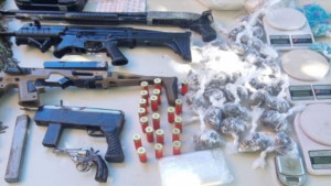 Drogas e armas são apreendidos em Arembepe