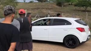 Casal é encontrado morto com marcas de tiros dentro de carro no interior da Bahia