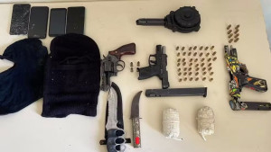 Após perseguição policial, quatro são presos com granadas artesanais, armas e munições em Camaçari; um suspeito foi ferido