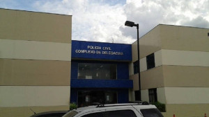 Mulher é presa por manter jovem de 18 anos em cárcere privado e obrigar vítima a manter relações sexuais, em Feira de Santana