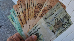 Homem é flagrado pela PM com R$ 1,2 mil falsos no IAPI