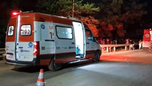 Ciclista morre após se desequilibrar, cair em pista e ser atropelado por carreta