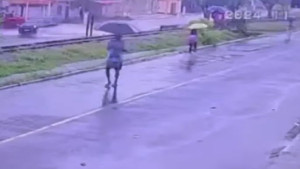 Menina de 12 anos desaparece após cair em bueiro em Dias D'Ávila; buscas continuam nesta quinta-feira