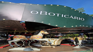 O Boticário presenteia Camaçari com carrossel iluminado neste Natal