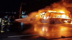 Ônibus que transportava universitários pega fogo e fica destruído na Bahia