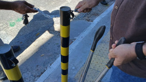 Prefeitura notifica estabelecimento por obstrução de calçada