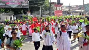 Fiéis se reúnem no Domingo de Ramos para abertura da Semana Santa em Camaçari