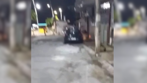 Trisal é flagrado fazendo sexo em via pública Itapuã; saiba se é crime