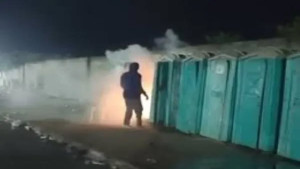 Espada de fogo atinge banheiro químico durante São João em Cruz das Almas