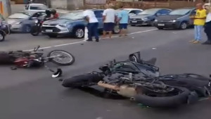 Acidente entre motos deixa dois feridos na BA-099, em Vila de Abrantes
