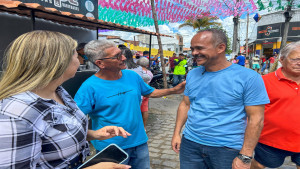 Elinaldo visita o comércio de São Felipe ao lado da ex-candidata a prefeita Milly Moura