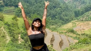 Brasileira que caiu em trilha na Indonésia é encontrada morta