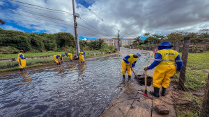 Prefeitura realiza desobstrução da rede de drenagem no Caji