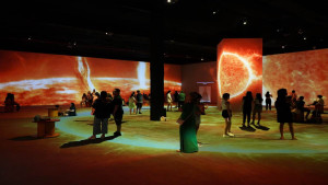 Exposição imersiva Viagem ao Espaço estreia nesta sexta-feira (25) em curta temporada no Shopping Barra