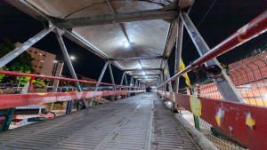 Programa municipal em Lauro de Freitas instala 160 luminárias em LED nas passarelas da Estrada do Coco