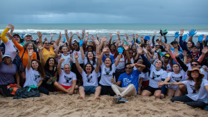 Prefeita Débora Regis entrega quadriciclo e participa de mutirão de limpeza em Vilas do Atlântico