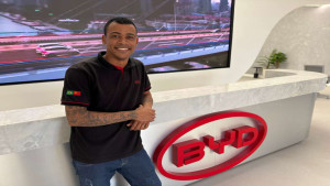 Funcionários da BYD embarcam para 50 dias de treinamento na China