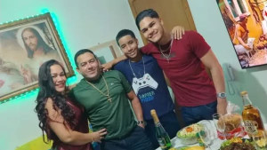 Venezuelana em Lauro de Freitas celebra queda de Nicolás Maduro