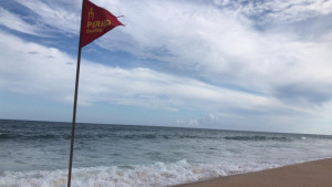 Homem morre afogado na praia do Porto da Barra neste domingo