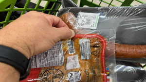 Carne vencida: Supermercado da Praia do Forte é autuado durante Operação Verão do Procon Bahia