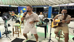 Barley & Edu animam show da virada no condomínio Canto do Sol