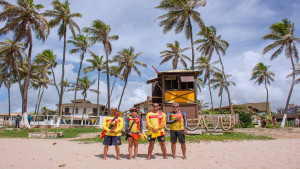 Prefeitura reforça atuação de salva-vidas e orienta banhistas na orla de Lauro de Freitas