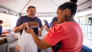 Prefeitura de Camaçari inicia entrega da Cesta de Páscoa 2026 com força-tarefa que beneficia 60 mil famílias