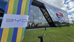BYD alcança 3.500 funcionários em Camaçari e reforça expansão com visita do Esporte Clube Bahia