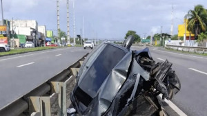 Acidente na Estrada do Coco em Camaçari destrói frente de veículo mas não deixa vítimas; motorista não estava no local
