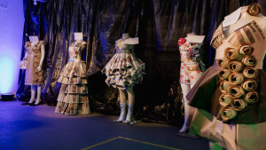 Formatura do Ponto da Moda promove exposição de roupas feitas com tecidos e materiais recicláveis