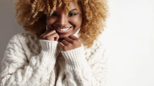 Tempo frio acende alerta para cuidados com a pele negra: ressecamento, manchas e dermatites aumentam no período mais frio do ano