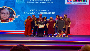 Professora Cecília Sardenberg recebe Medalha da Ordem 2 de Julho por sua trajetória em defesa dos direitos das mulheres