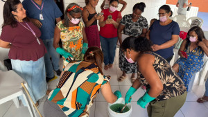 BYD promove oficina de produção de sabão artesanal e reforça compromisso socioambiental com a comunidade de Camaçari