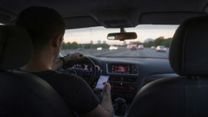 Continental alerta para riscos da distração ao volante e reforça importância da manutenção para a segurança no trânsito
