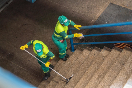 Centro Comercial de Camaçari passa por 'faxinaço' neste domingo e recebe diversos serviços de limpeza