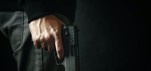 Arma de fogo aumenta em 85% risco de morte em casos de violência doméstica, aponta estudo