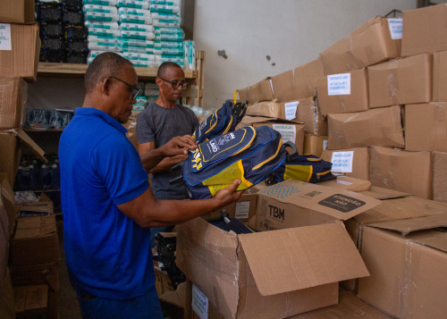 Lauro de Freitas divulga cronograma de entrega de novos uniformes e materiais escolares para 25 mil alunos da rede pública