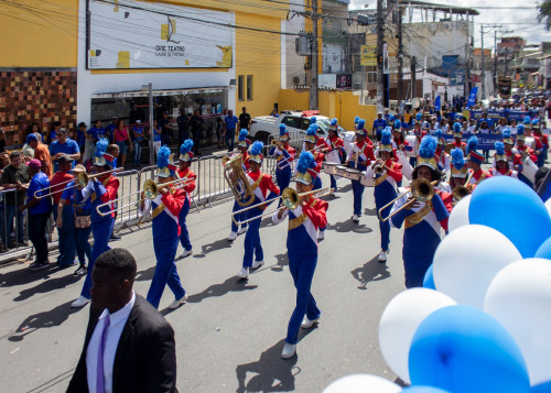 Educação e cidadania marcam participação da rede municipal no desfile pelos 64 anos de Lauro de Freitas