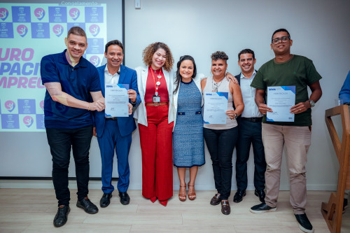 Entrega de certificados marca a conclusão dos cursos de qualificação profissional do programa Lauro Capacita