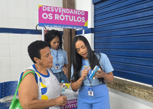 Desvendando Rótulos leva educação alimentar a estudantes da EJA em Lauro de Freitas